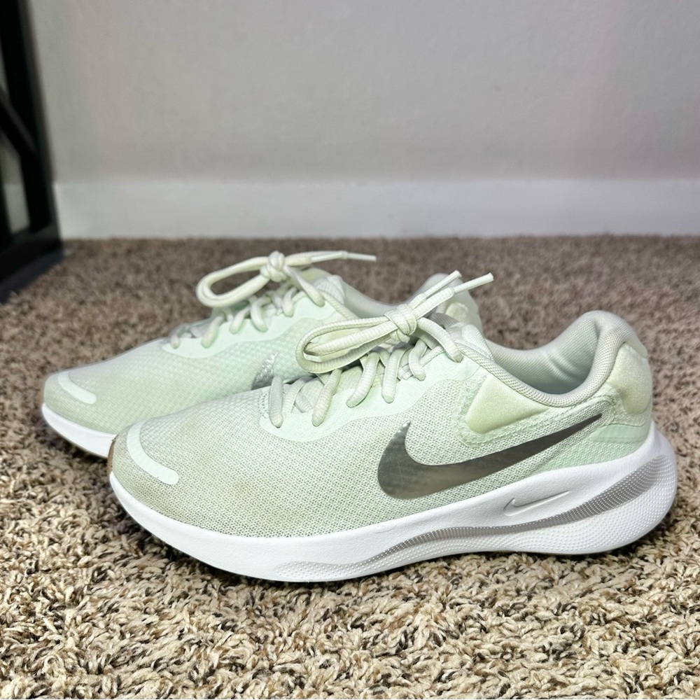 Nike Women’s Revolution 7 Shoes Barely Green Metallic Silver Size 8.5
